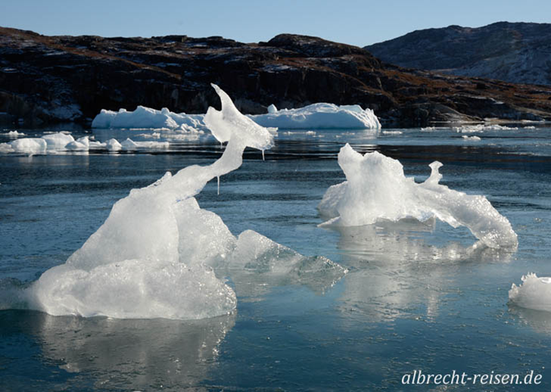 Eis-Skulpturen bei Narsatsiaq im Bredefjord